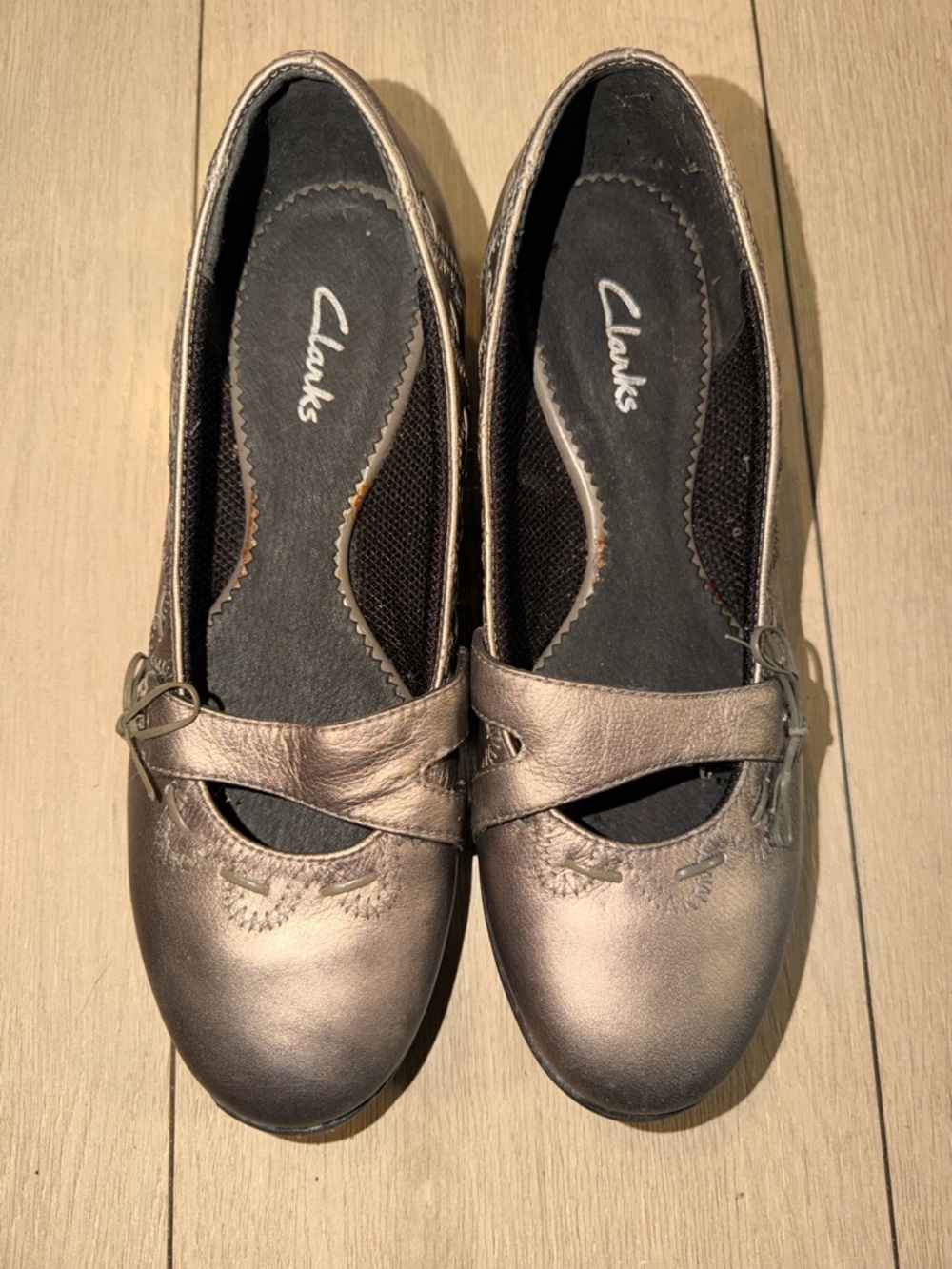 Clarks Women's Pewter Metallic Ballet Flats with Bow Accent